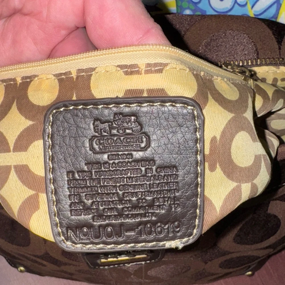๐๐ป๐ค๐Coach Dark Brown Patterned Shoulder Bag - Picture 14 of 16